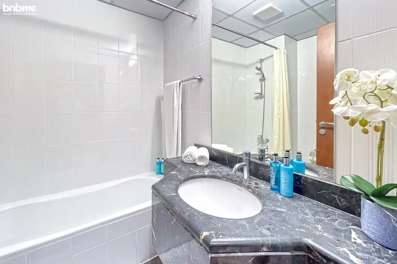 Bnbmehomes - Cosy Downtown Apt W Balcony Near Metro Station -1710 Dubai Apartment