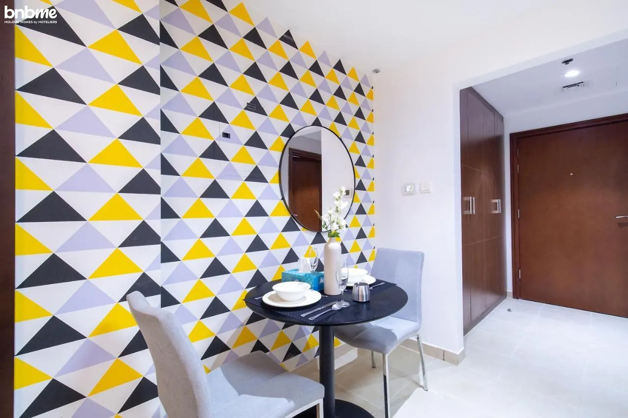 Bnbmehomes - Cosy Downtown Apt W Balcony Near Metro Station -1710 Dubai Apartment